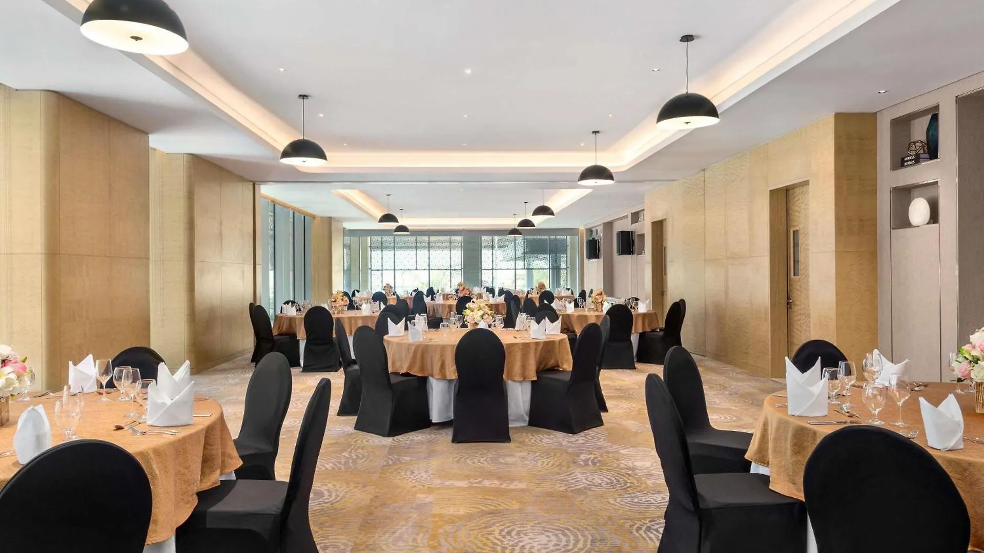 Novotel Dubai Gold District 4*,